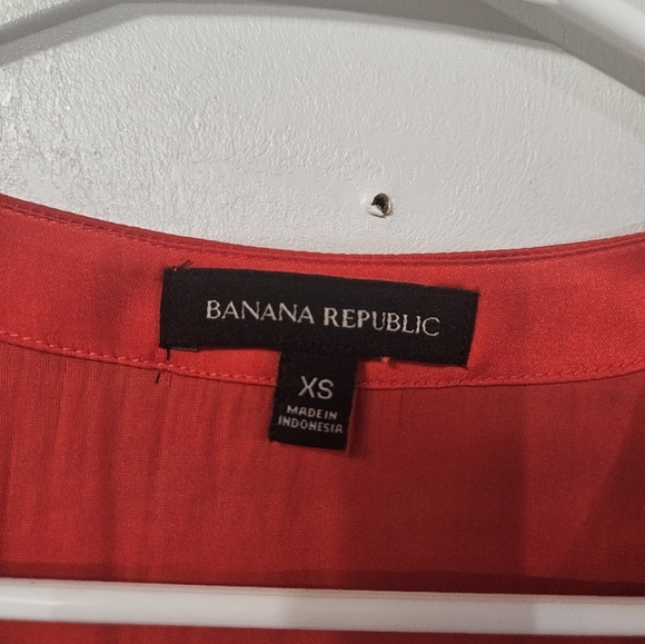 Banana Republic Red V Neck Sleeveless Blouse! - Picture 2 of 6